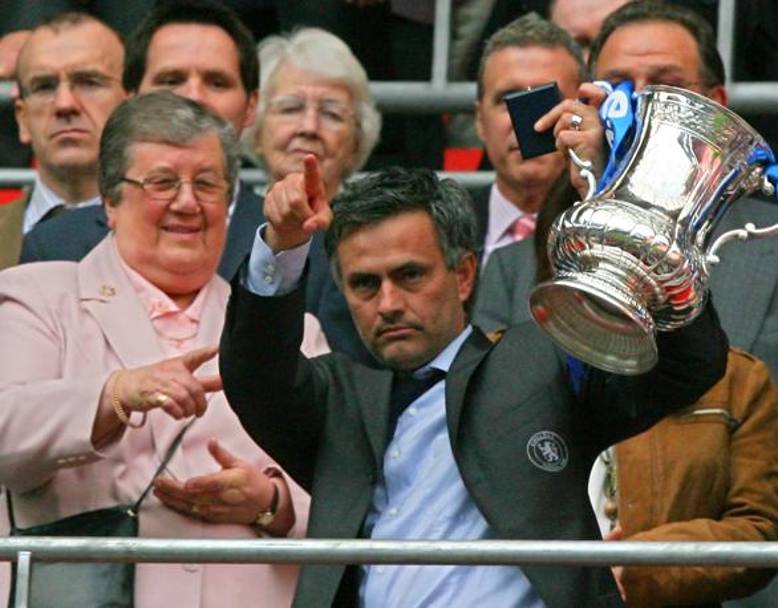 Back to 2007. Mourinho festeggia la vittoria della FA Cup, suo ultimo trofeo coi Blues. Almeno fino ad oggi. Afp